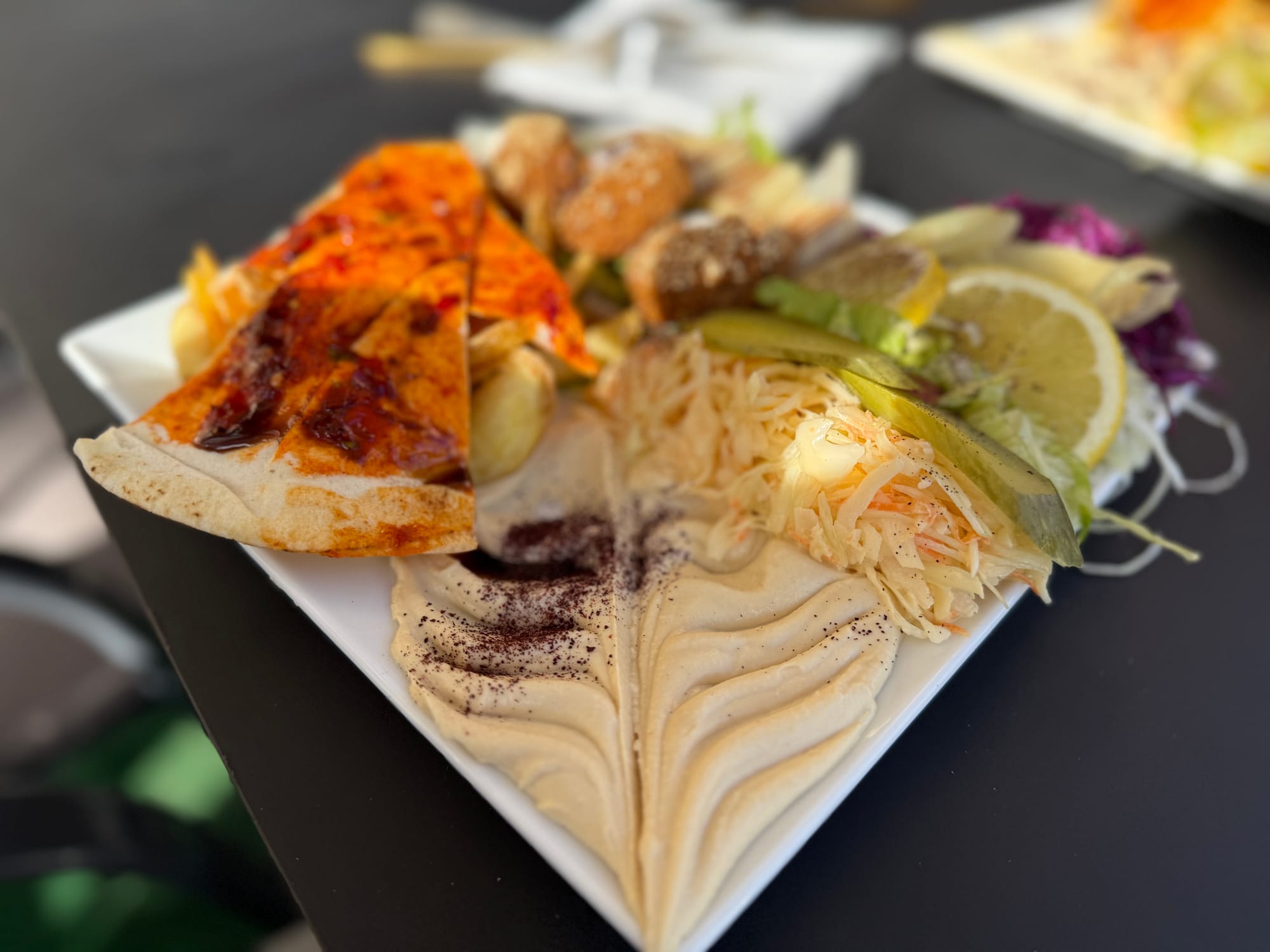 Arabisches Spezialitäten: Ein Teller mit allerlei verschiedenen Speisen.