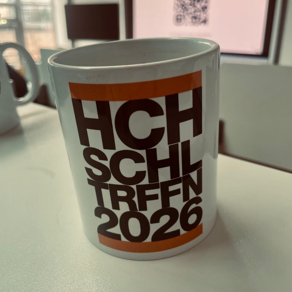 Eine Kaffeetasse in der TH Rosenheim, HCHSCHLTRFFN 2026